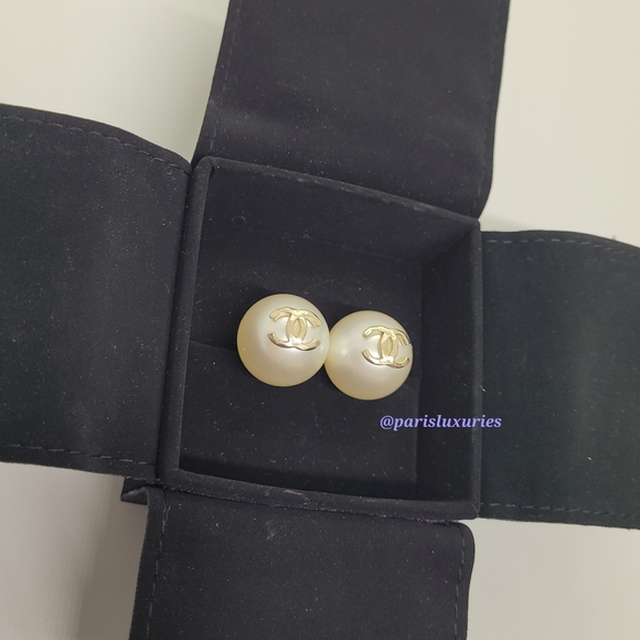 🚫SOLD🚫 CHANEL Jumbo Large Pearls CC Gold Pierced - Picture 3 of 8